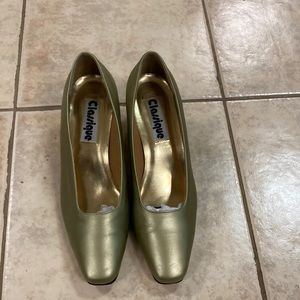 Women Shoe Classique Gold
